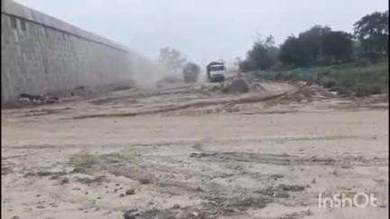 लालगंज: लालगंज थाना क्षेत्र के एहार टोल प्लाजा के पास गंगा एक्सप्रेसवे में बिना नंबर के ओवरलोड डंपरों से मिट्टी ढोई जा रही है