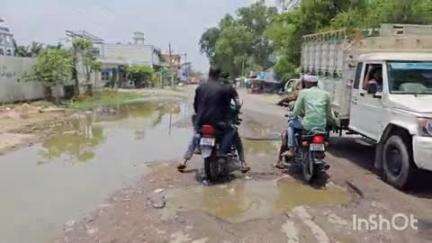बिंदकी: बिंदकी कस्बे के कुंवरपुर रोड सब्जी मंडी के निकट सड़क में गड्ढे व जल भराव होने के कारण लोग परेशान #jansamasya
