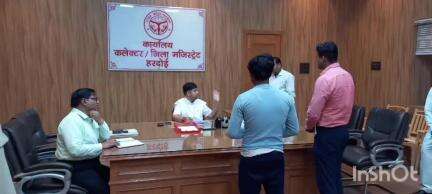 हरदोई: कलेक्ट्रेट ऑफिस में डीएम ने की जनसुनवाई, शिकायतों के प्राथमिकता के आधार पर निस्तारण के दिए निर्देश