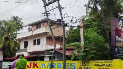 ചാവക്കാട്: മുതുവുട്ടൂരിൽ ഇലക്ട്രിക് പോസ്റ്റിൽ ലോറിയിടിച്ച് അപകടം, വൈദ്യുതി ബന്ധം നിലച്ചു