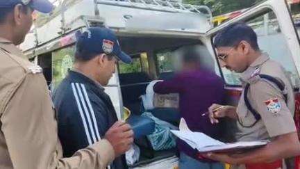 पिथौरागढ़: कोतवाली पुलिस ने ऐंचोली से 2 पेटी अवैध बियर के साथ एक टैक्सी चालक को किया गिरफ्तार