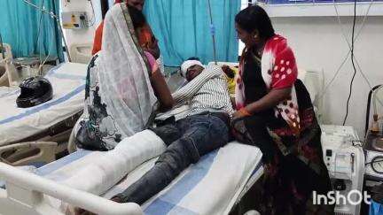 कोचस: परसथुआ में दो ट्रकों की टक्कर में एक खलासी हुआ घायल