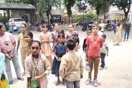 कुनकुरी: कुनकुरी विकासखंड के स्कूली बच्चे समर कैंप के तहत आदर्श पुलिस थाना पहुंचे, पुलिस की कार्यप्रणाली को समझा