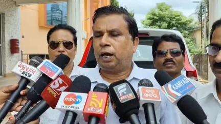 ଅନୁଗୋଳ: ପୁଇଁତୋଳା ଗ୍ରାମରେ ସାମ୍ବାଦିକଙ୍କୁ ମାଡ ମାରିବା ଘଟଣାରେ ଦୋଷୀଙ୍କୁ ଗିରଫ କରିବା ନେଇ ଜିଲାପାଳଙ୍କୁ ଦାବିପତ୍ର ପ୍ରଦାନ
