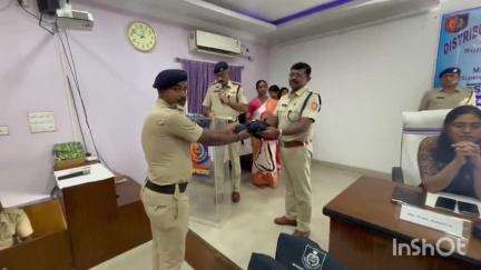 বারাসাত ১: বারাসাত পুলিশ জেলার উদ্যোগে ট্রাফিক পুলিশদের সামার কিট দেওয়া হল গরমের দাবদাহ থেকে রক্ষা পেতে