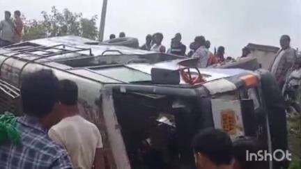 हरिहरगंज: ढ़कचा गांव से मेदनीनगर जा रही मिनी बस सलैया गांव के पास पलटी, 15 यात्री घायल