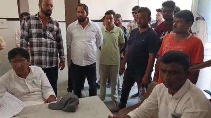 अजमेर: गुगरा क्षेत्र में कार व मोटरसाइकिल के बीच हुई जोरदार भिड़ंत, हादसे में बाइक सवार एक महिला की मौत व पति और बच्चा हुए घायल