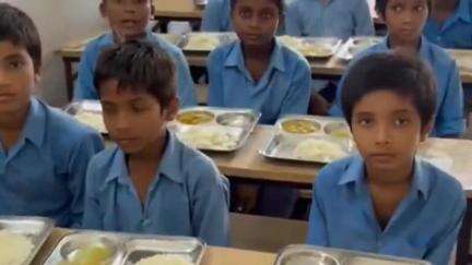 बाढ़: पीएम श्री योजना के तहत बाढ़ प्रखंड के एएनएस +2 उच्च विद्यालय में विद्यार्थियों को पहली बार कराया गया भोजन
