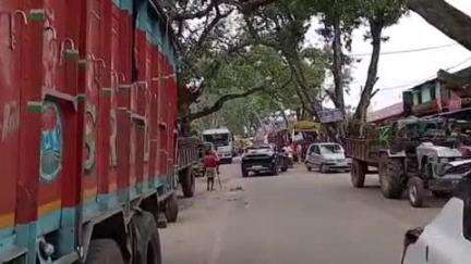 गुमला: दुंदुरिया के पास पेड़ गिरने से सड़क जाम, प्रशासन ने पेड़ काटकर खुलवाया रास्ता