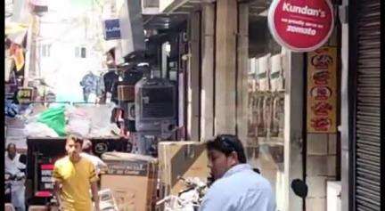 रामनगर: फड़ बाजार की गली में अतिक्रमणकारियों का कब्जा, नगर पालिका का कूड़ा वाहन घंटों तक फंसा रहा; एसडीएम ने भेजी टीम