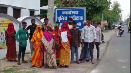 मंझनपुर: संदीपन घाट थाना पुलिस आरोपी को बचाने में जुटी, मोहिउद्दीनपुर के पीड़ित परिजनों ने एसपी से की शिकायत