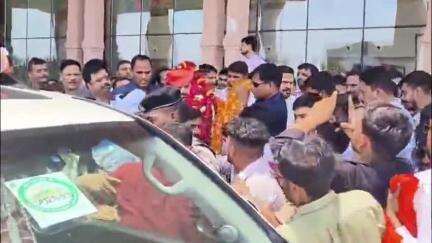 दिल्ली से अयोध्या एयरपोर्ट पहुंचे पूर्व सांसद बृजभूषण शरण सिंह का संतों ने किया स्वागत