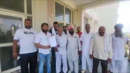 अम्बाला: गोला गांव के ग्रामीणों ने बेगना नदी पर बांध बनवाने की मांग के साथ एसडीएम बराड़ा को ज्ञापन सौंपा