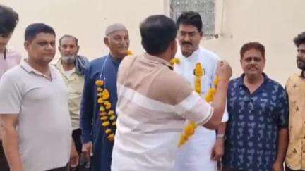 दिग्रस: शहरातून ३६ हज यात्रेकरू पवित्र हज यात्रेसाठी रवाना, असंख्य हिंदू बांधवांनी दिल्या शुभेच्छा