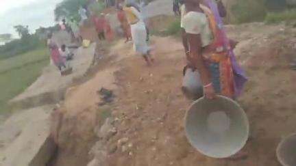কাশীপুর: ১ বছর ধরে সমস্যায় অদালী গ্রামের মানুষ,প্রশাসনের উপর ভরসা না রেখে গ্রামবাসীরা এগিয়ে এলেন রাস্তা সারাই করতে #jansamasya