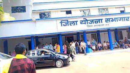 मंडला: कलेक्टर ने जिला योजना भवन में सुनी आवेदकों की समस्या, दूर-दूर से पहुंचे लोग