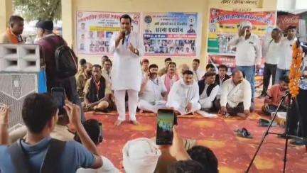आज़मगढ़: रिक्शा स्टैंड पर प्रदर्शन करते हुए वाहन चालकों ने सरकार को चेतावनी दी, मांगे न मानी गई तो अभियान चलाएंगे