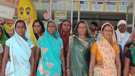बुरहानपुर नगर: रत्नापुर के ग्रामीणों ने बुरहानपुर जिला कलेक्टर कार्यालय में गांव में शराबबंदी के लिए कलेक्टर से की मांग