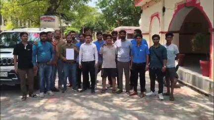 एटा: साप्ताहिक बन्दी का सही ढंग से पालन होने से नाराज कर्मचारियों ने DM को सौंपा ज्ञापन, नियमित बंदी की रखी मांग #Jansamasya