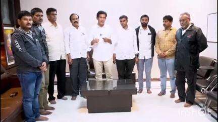 ఆదోని: రైతులు నష్టపోకుండా చూడాలని ఫర్టిలైజర్స్ యాజమాన్యంతో సమావేశం నిర్వహించిన, ఎమ్మెల్యే పార్థసారధి