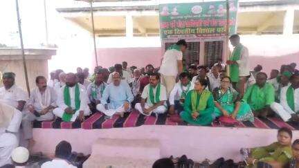 गोड्डा: सरना धर्म कोड लागू करने की मांग को लेकर झामुमो कार्यकर्ताओं ने शहीद स्मारक परिसर में दिया धरना