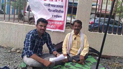 सांगवी येथील शेतकऱ्याचे कलेक्टर ऑफीससमोर उपोषण, संपादित केलेल्या जमिनीचा मावेजा देण्याची मागणी