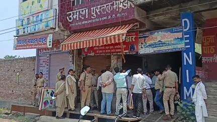 एटा: GT रोड लक्ष्मीबाई कॉलेज के सामने हाई कोर्ट के आदेश पर कुबेर कंपनी की बिल्डिंग पर SDM ने पुलिस फोर्स के साथ कराया कब्जा