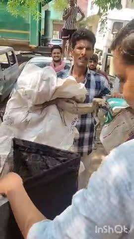 अलीगंज: गैराज में घुसा मॉनिटर लिजार्ड, सूचना पर अलीगंज वन विभाग की टीम ने किया रेस्क्यू और वन में किया रिलीज