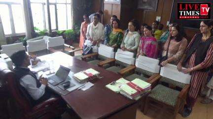 HRTC बसों की फीस वृद्धि के खिलाफ अभिभावक उतरे, शिमला में किया प्रदर्शन