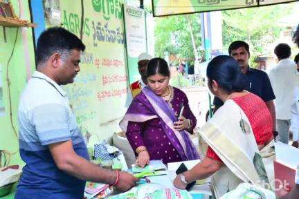 నర్సంపేట: నర్సంపేట పట్టణంలోని
పరమేశ్వర విత్తన విక్రయ దుకాణం, ఆగ్రోస్ రైతు సేవా కేంద్రంలను కలెక్టర్ ఆకస్మికంగా తనిఖీ చేశారు