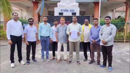 महासमुंद: तुमगांव नगर पंचायत अध्यक्ष और चार पार्षदों ने जिला कलेक्टर व पुलिस अधीक्षक को ज्ञापन सौंपकर कार्रवाई की की मांग