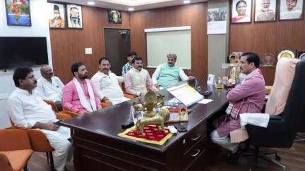 निवाली: बड़वानी जिले के प्रभारी मंत्री श्री टेटवाल से पानसेमल विधायक और भाजपा जिलाध्यक्ष ने की मुलाकात