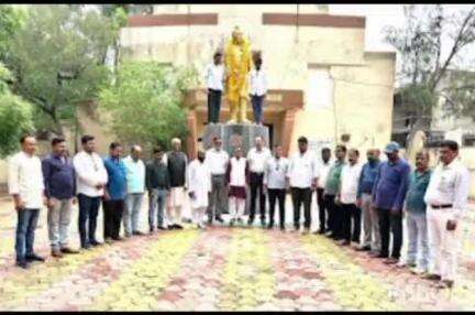 देवास नगर: कांग्रेस ने मनाई पंडित नेहरू की पुण्यतिथि, कहा- जिनका जन्म भी नहीं हुआ, वे आज उनके जीवन पर उंगली उठा रहे हैं