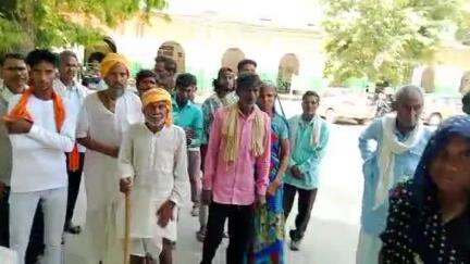 लखीमपुर: कुकरा ग्राम पंचायत में चकबन्दी अनियमितताओं का मामला,किसान न्याय की प्रतीक्षा में,डीएम से मिलकर लगाई गुहार#jansamasya