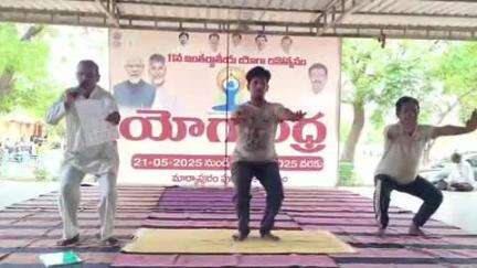 మార్కాపురం: పట్టణంలో యోగా ఆంధ్ర కార్యక్రమంలో పాల్గొన్న మున్సిపల్ కమిషనర్ నారాయణరావు సిఐ సుబ్బారావు