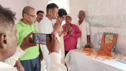बिहार: जिला कांग्रेस कार्यालय में मनाई गई भारत के प्रथम प्रधानमंत्री पंडित जवाहर लाल नेहरू की पुण्यतिथि