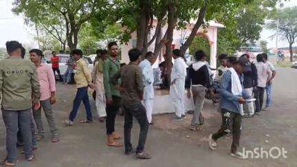 मंदसौर: बोतलगंज के एक युवक पर पुलिस द्वारा झूठा मामला दर्ज करने का आरोप, परिजनों व ग्रामीणों ने पिपलियामंडी थाने का किया घेराव
