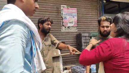 खलीलाबाद: खलीलाबाद क्षेत्र में महिला ने झपट्टा मारने वाले 2 युवकों को लोगों की मदद से पकड़ा, मौके पर पहुंची पुलिस