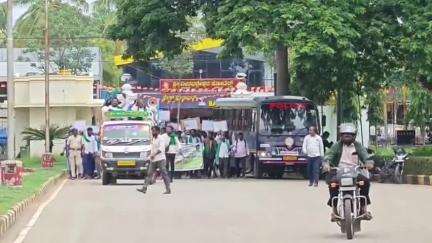 ಚಾಮರಾಜನಗರ: ಚಾಮುಲ್ ಸಾಲ ಮಾಡಿ ಐಸ್ ಕ್ರೀಂ ಘಟಕ ಸ್ಥಾಪನೆ ವಿರೋಧಿಸಿ ನಗರದಲ್ಲಿ ರೈತರಿಂದ ಪ್ರತಿಭಟನೆ 
#localissue