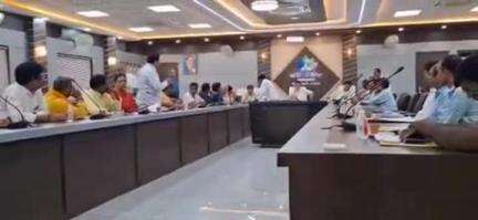 अयोध्या कलेक्ट्रेट सभागार में नवागत जिलाधिकारी निखिल टीकाराम फुंडे का व्यापार मंडल के पदाधिकारियों ने किया स्वागत