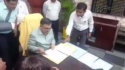 चास: बोकारो जिले के नवपदस्थापित उपायुक्त अजय नाथ झा ने बोकारो उपायुक्त पद का कार्यभार ग्रहण किया