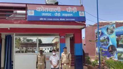 पौड़ी: पौड़ी पुलिस ने दहेज प्रतिषेध अधिनियम और चैक बाउंस संबंधी मामले में दो वारंटियों को किया गिरफ्तार