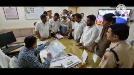 जालौर: सरगरा समाज के लोगों ने जिला कलेक्टर को कार्यालय में दिया ज्ञापन, डॉक्टर को निलंबित करने की मांग की