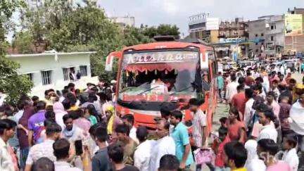 सासाराम: करहगर मोड़ के पास बस ने एक लड़की को मारी टक्कर, हुई मौत