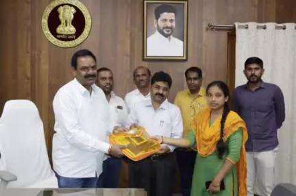 గద్వాల్: జిల్లాలో సర్వేయర్లకు కిట్లు పంపిణీ చేసిన:జిల్లా అదనపు కలెక్టర్ లక్ష్మీనారాయణ