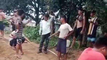 সাব্রুম: উত্তর বেতাগায় তাইমং পাড়ায় রাস্তা সংস্কারে বাঁধা  স্থানীয় এক যুবক,গ্রামবাসী একত্রিত হয়ে প্রতিবাদ জানালে পালিয়ে যায় যুবক