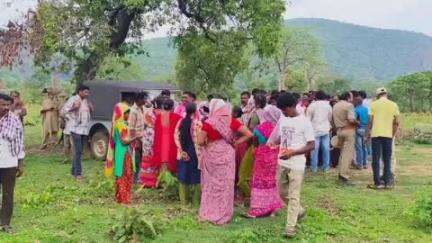 మణుగూరు: కట్ట మల్లారం గ్రామం గిరిజన కుటుంబాల్లో ఇరు వర్గాల మధ్య పోడు భూముల వివాదం
