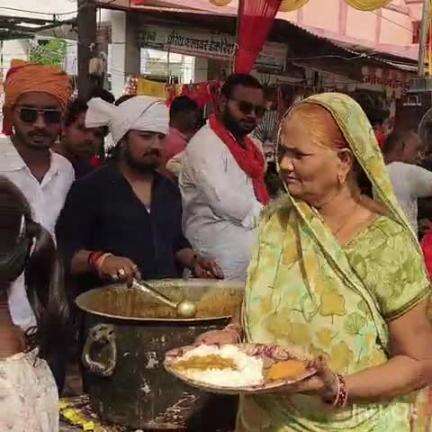 ऊंचाहार: ऊंचाहार नगर समेत क्षेत्र के विभिन्न स्थानों पर बड़े मंगलवार के अवसर पर भंडारे का आयोजन हुआ