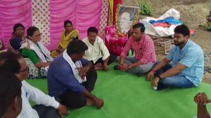 मोर्शी: उदखेड येथे पानंद रस्त्याच्या बाजूला नाली काढून देण्याची मागणी घेऊन, शेतकऱ्यांचे आमरण उपोषण