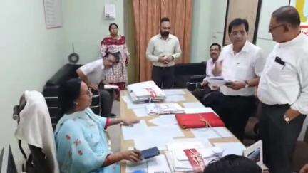 अजमेर: बुजुर्ग शिक्षक बकाया वेतन के लिए दर-दर की ठोकर खाने को मजबूर, कोर्ट ने प्रशासन को फिर थमाया कुर्की का आदेश